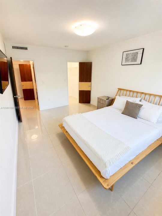 For Rent: $2,100 (1 beds, 1 baths, 712 Square Feet)