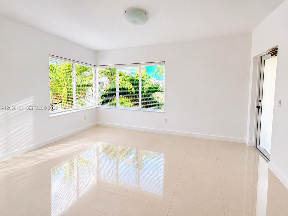 For Rent: $2,100 (1 beds, 1 baths, 752 Square Feet)