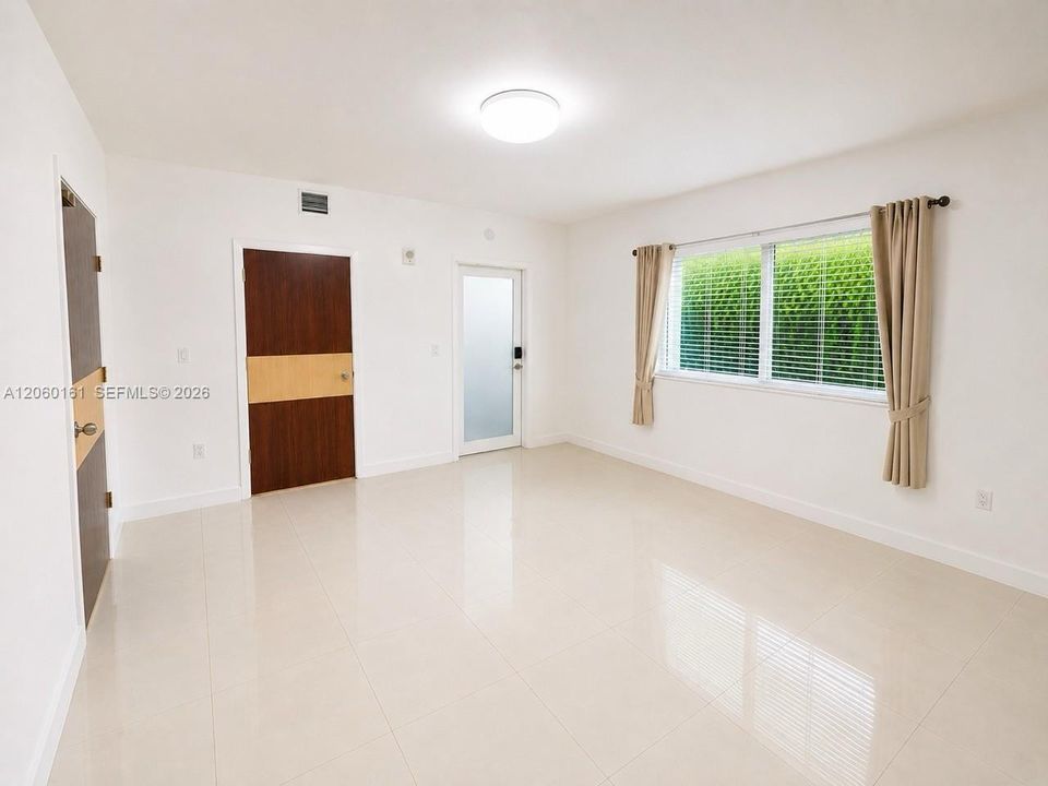 For Rent: $2,100 (1 beds, 1 baths, 752 Square Feet)