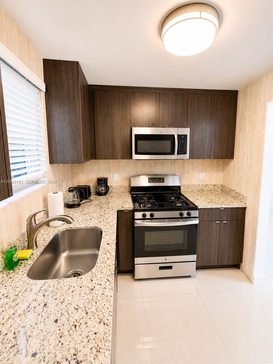 For Rent: $2,100 (1 beds, 1 baths, 752 Square Feet)
