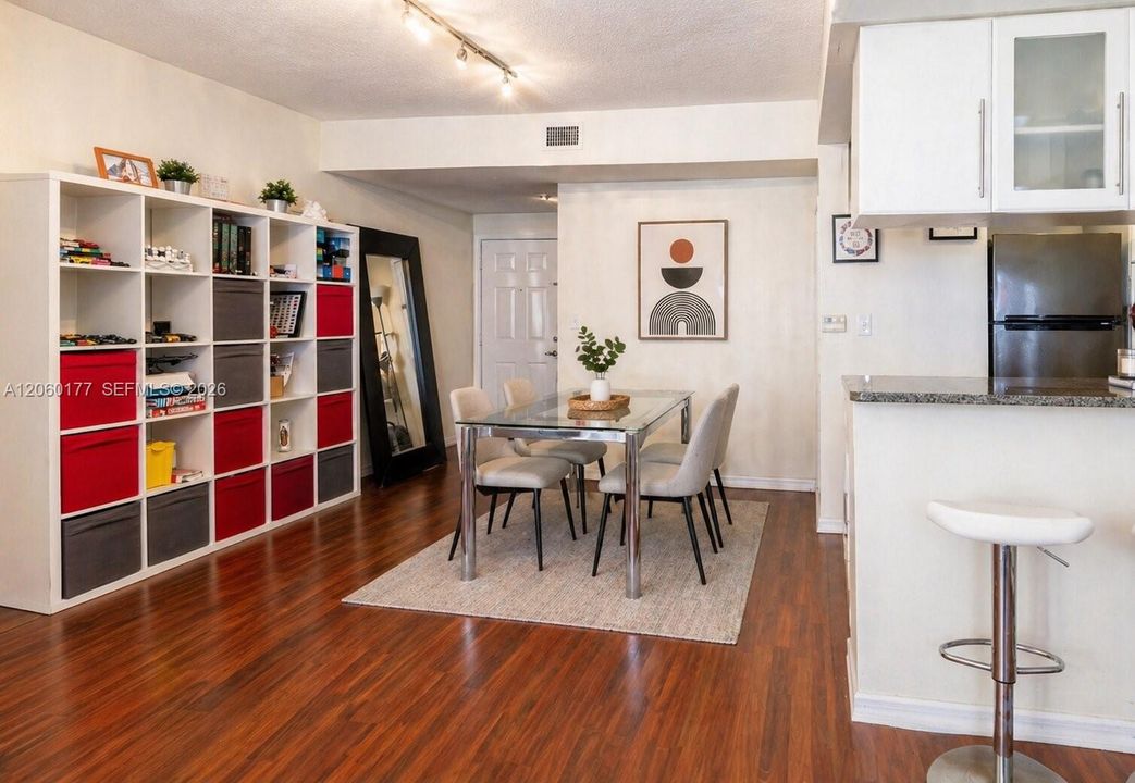 For Sale: $520,000 (2 beds, 2 baths, 1087 Square Feet)