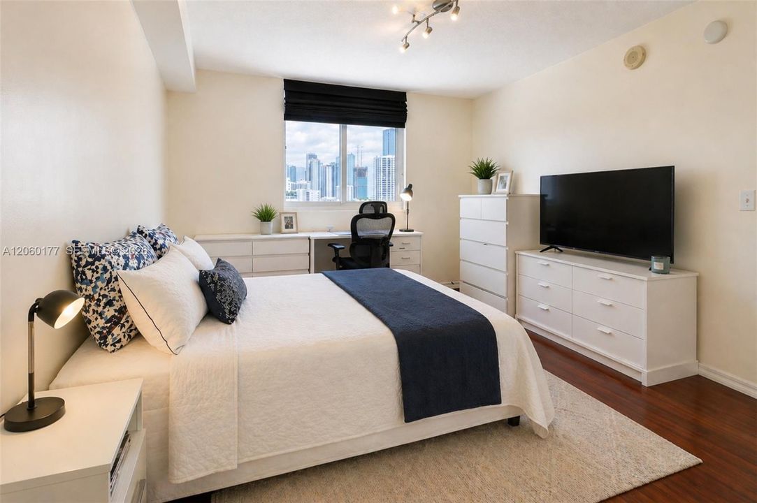 For Sale: $520,000 (2 beds, 2 baths, 1087 Square Feet)