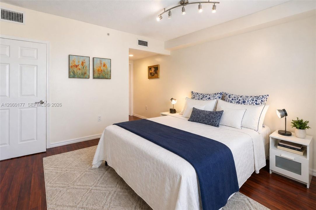For Sale: $520,000 (2 beds, 2 baths, 1087 Square Feet)