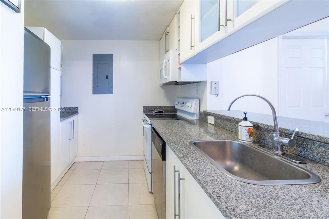 For Sale: $520,000 (2 beds, 2 baths, 1087 Square Feet)