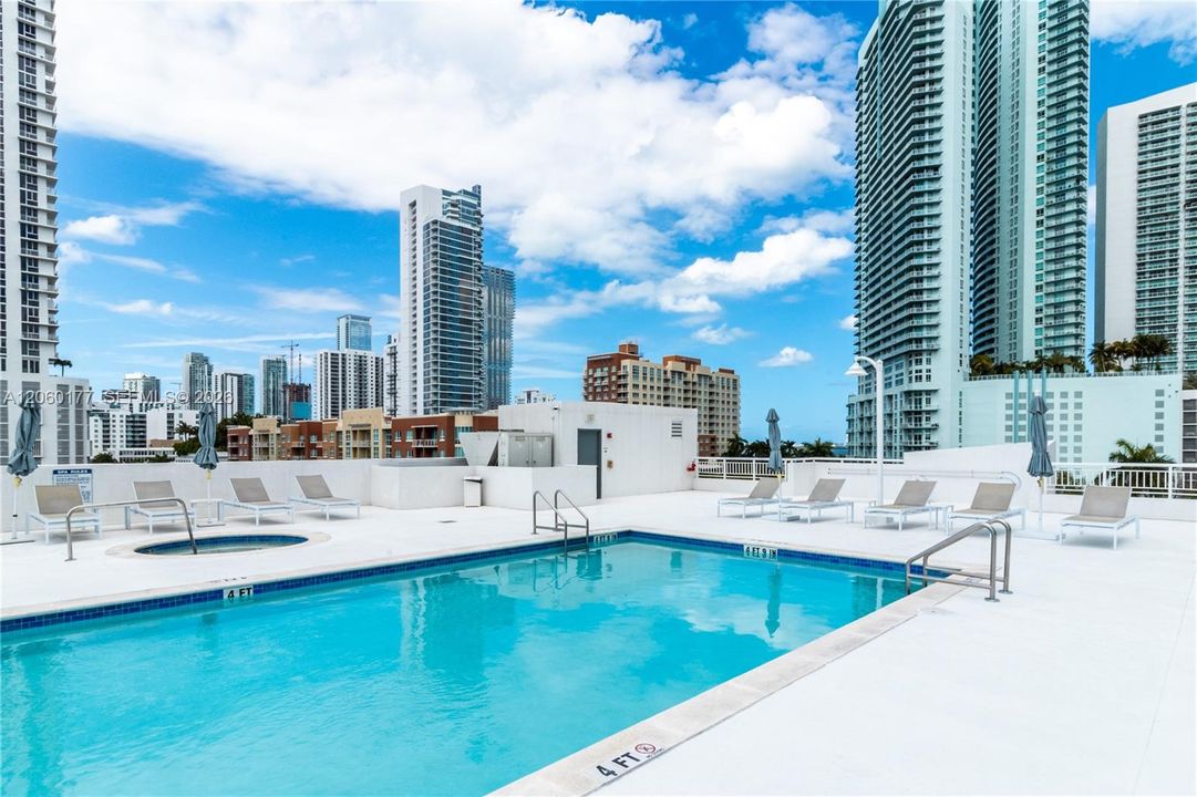 For Sale: $520,000 (2 beds, 2 baths, 1087 Square Feet)