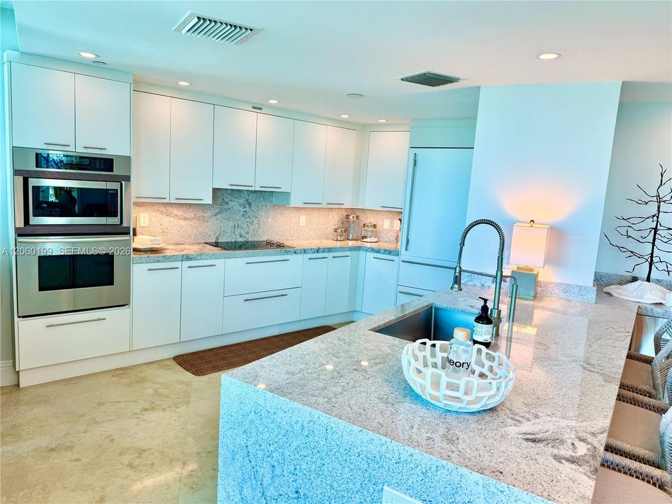 For Sale: $1,345,000 (2 beds, 2 baths, 1646 Square Feet)