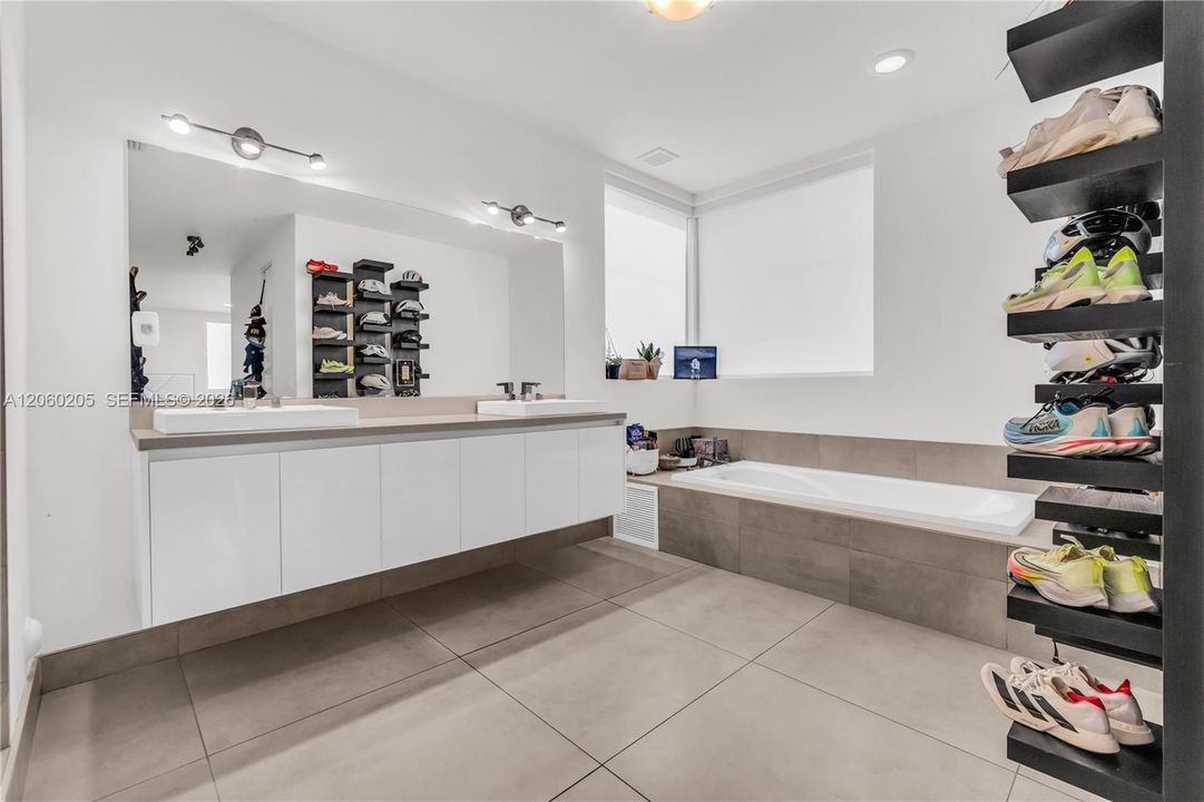For Sale: $1,399,000 (5 beds, 5 baths, 3113 Square Feet)