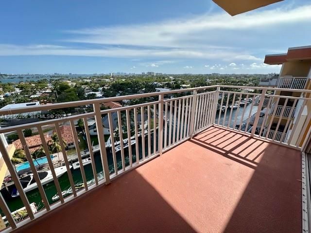 For Rent: $2,250 (1 beds, 1 baths, 895 Square Feet)