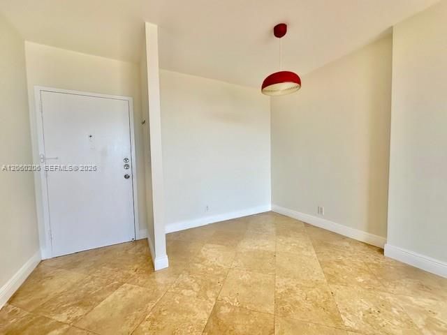 For Rent: $2,250 (1 beds, 1 baths, 895 Square Feet)