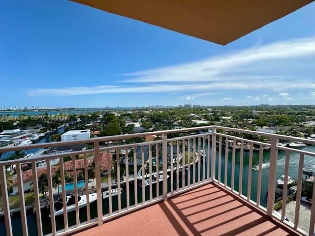 For Rent: $2,250 (1 beds, 1 baths, 895 Square Feet)