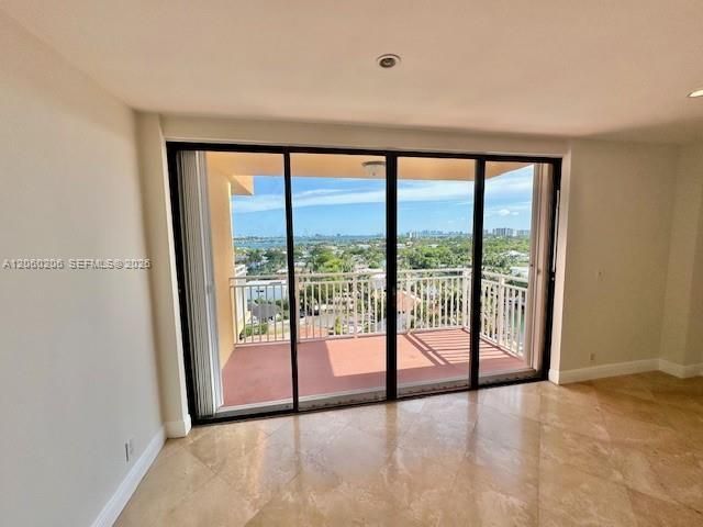 For Rent: $2,250 (1 beds, 1 baths, 895 Square Feet)
