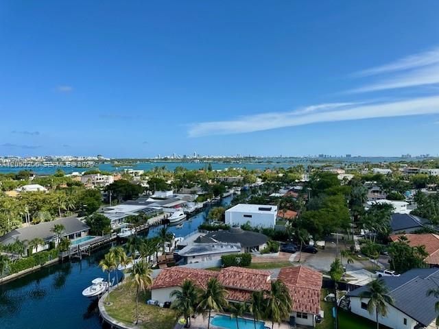 For Rent: $2,250 (1 beds, 1 baths, 895 Square Feet)
