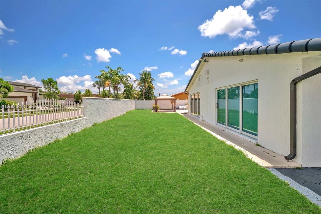 En Venta: $1,275,000 (5 camas, 5 baños, 2419 Pies cuadrados)