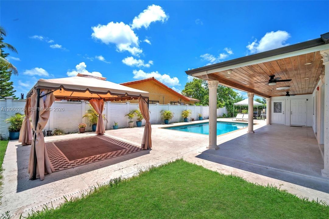 En Venta: $1,275,000 (5 camas, 5 baños, 2419 Pies cuadrados)