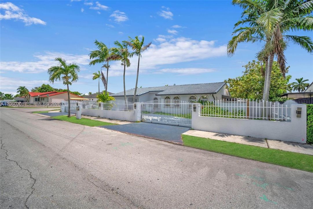 En Venta: $1,275,000 (5 camas, 5 baños, 2419 Pies cuadrados)