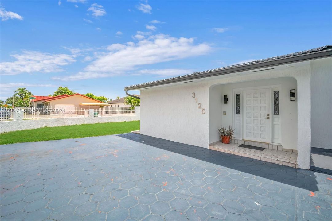 En Venta: $1,275,000 (5 camas, 5 baños, 2419 Pies cuadrados)
