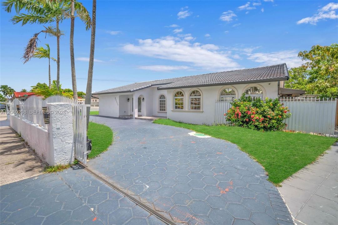 En Venta: $1,275,000 (5 camas, 5 baños, 2419 Pies cuadrados)