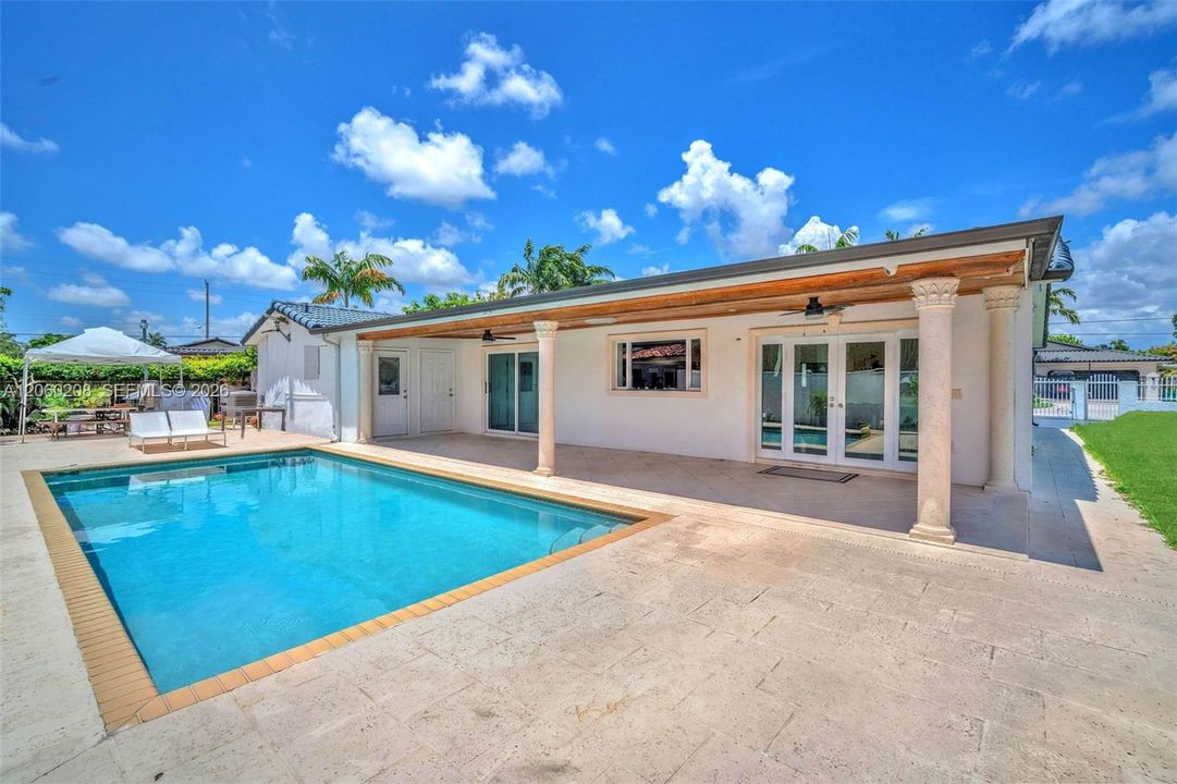 En Venta: $1,275,000 (5 camas, 5 baños, 2419 Pies cuadrados)