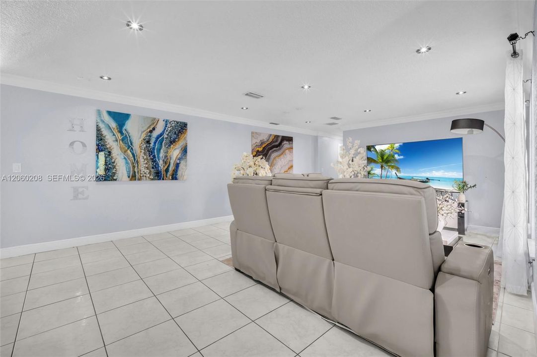 En Venta: $1,275,000 (5 camas, 5 baños, 2419 Pies cuadrados)