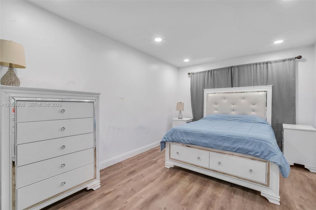 En Venta: $1,275,000 (5 camas, 5 baños, 2419 Pies cuadrados)