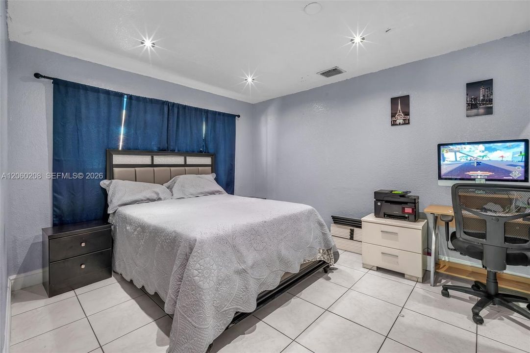 En Venta: $1,275,000 (5 camas, 5 baños, 2419 Pies cuadrados)