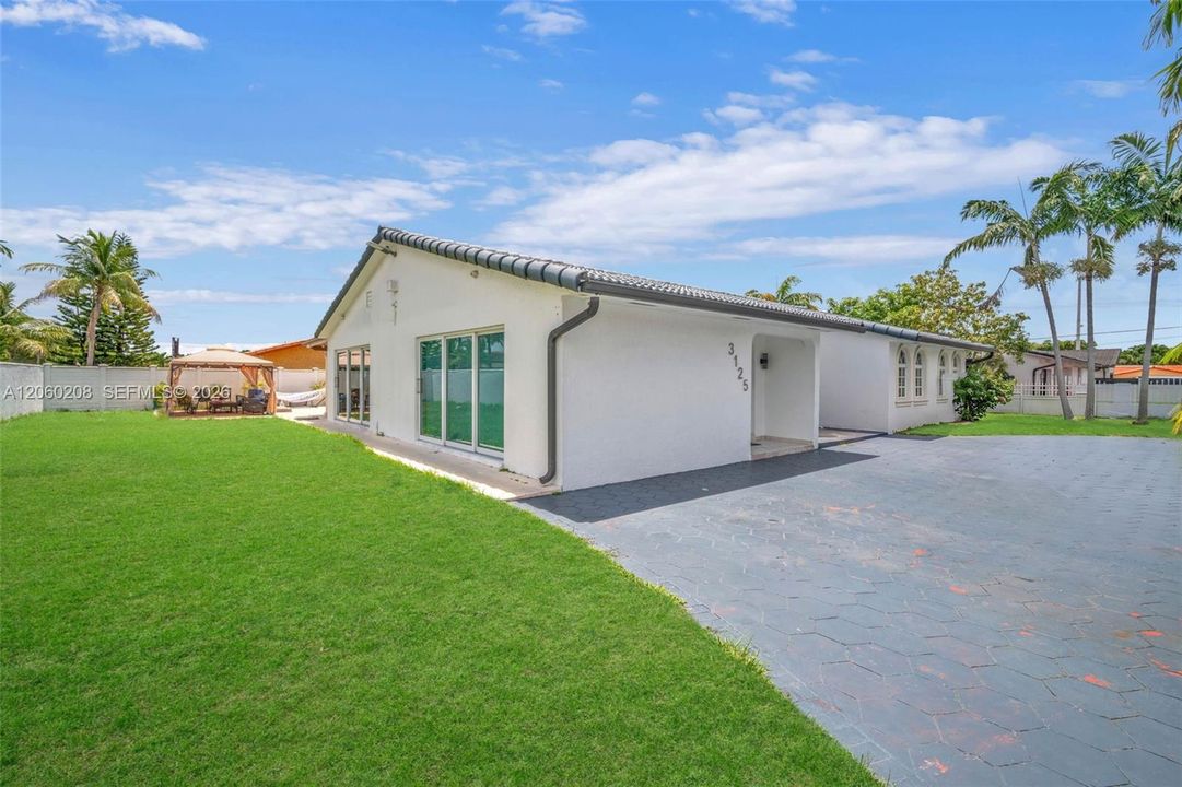 En Venta: $1,275,000 (5 camas, 5 baños, 2419 Pies cuadrados)
