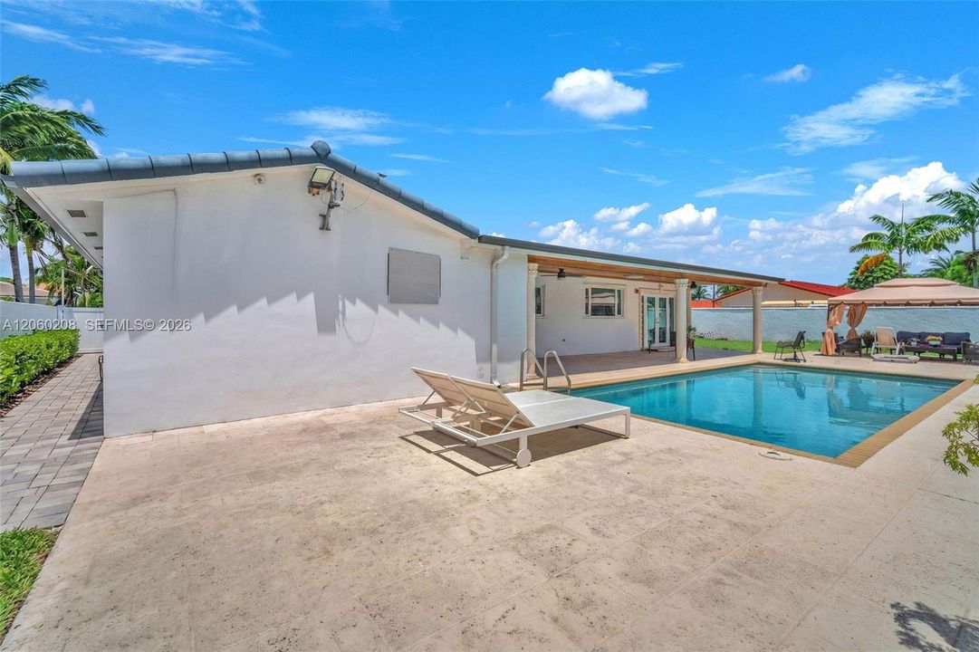 En Venta: $1,275,000 (5 camas, 5 baños, 2419 Pies cuadrados)