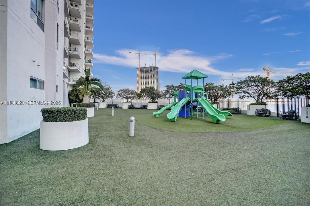 For Sale: $519,000 (2 beds, 2 baths, 1093 Square Feet)