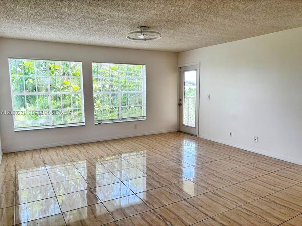 В аренду: $2,300 (2 спален, 2 ванн, 981 Квадратных фут)
