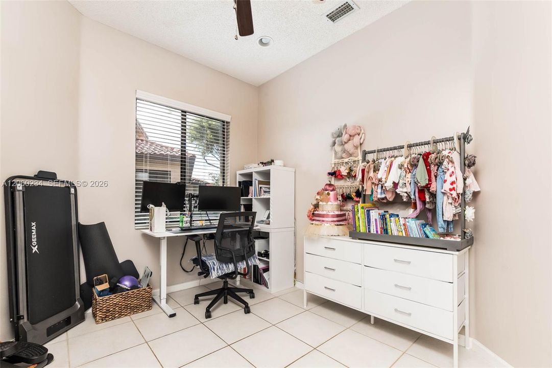 En Venta: $385,000 (3 camas, 2 baños, 1402 Pies cuadrados)