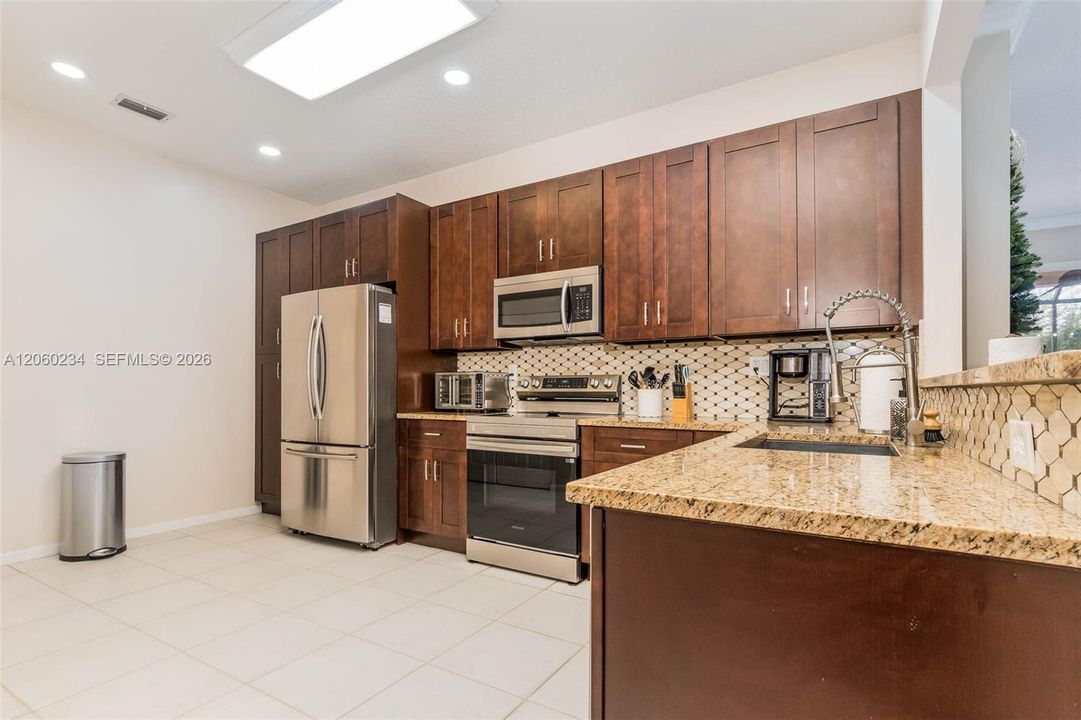 En Venta: $385,000 (3 camas, 2 baños, 1402 Pies cuadrados)