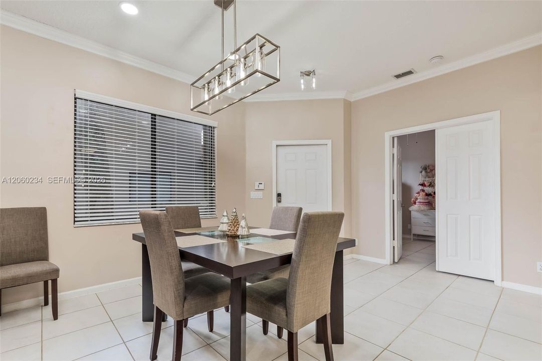 En Venta: $385,000 (3 camas, 2 baños, 1402 Pies cuadrados)