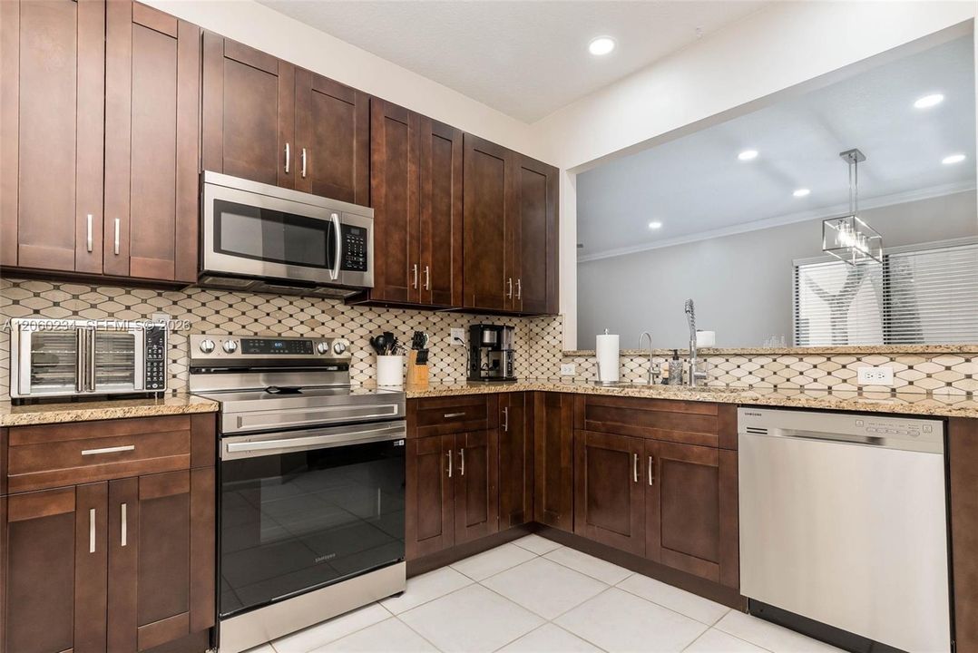 En Venta: $385,000 (3 camas, 2 baños, 1402 Pies cuadrados)