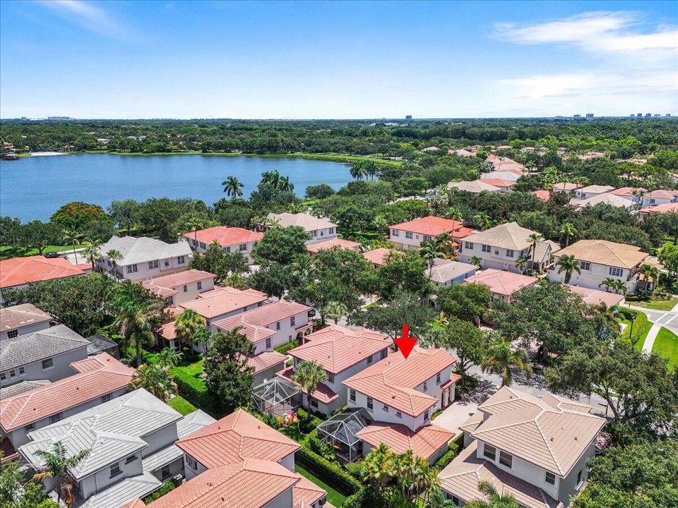 Walking Distance to Lake and Clubhouse