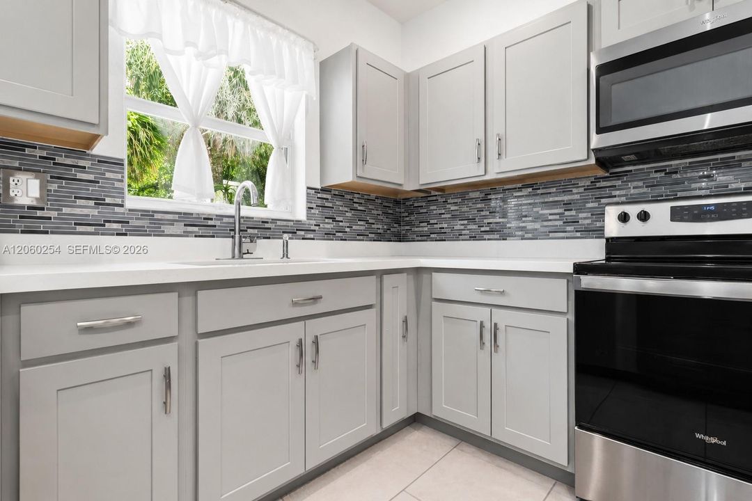 На продажу: $332,900 (3 спален, 2 ванн, 1315 Квадратных фут)
