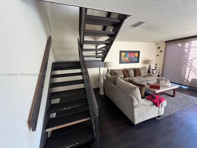 En Venta: $595,000 (3 camas, 2 baños, 1712 Pies cuadrados)