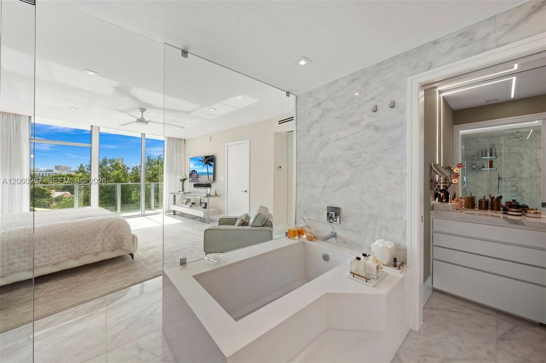 For Sale: $5,595,000 (3 beds, 3 baths, 2734 Square Feet)