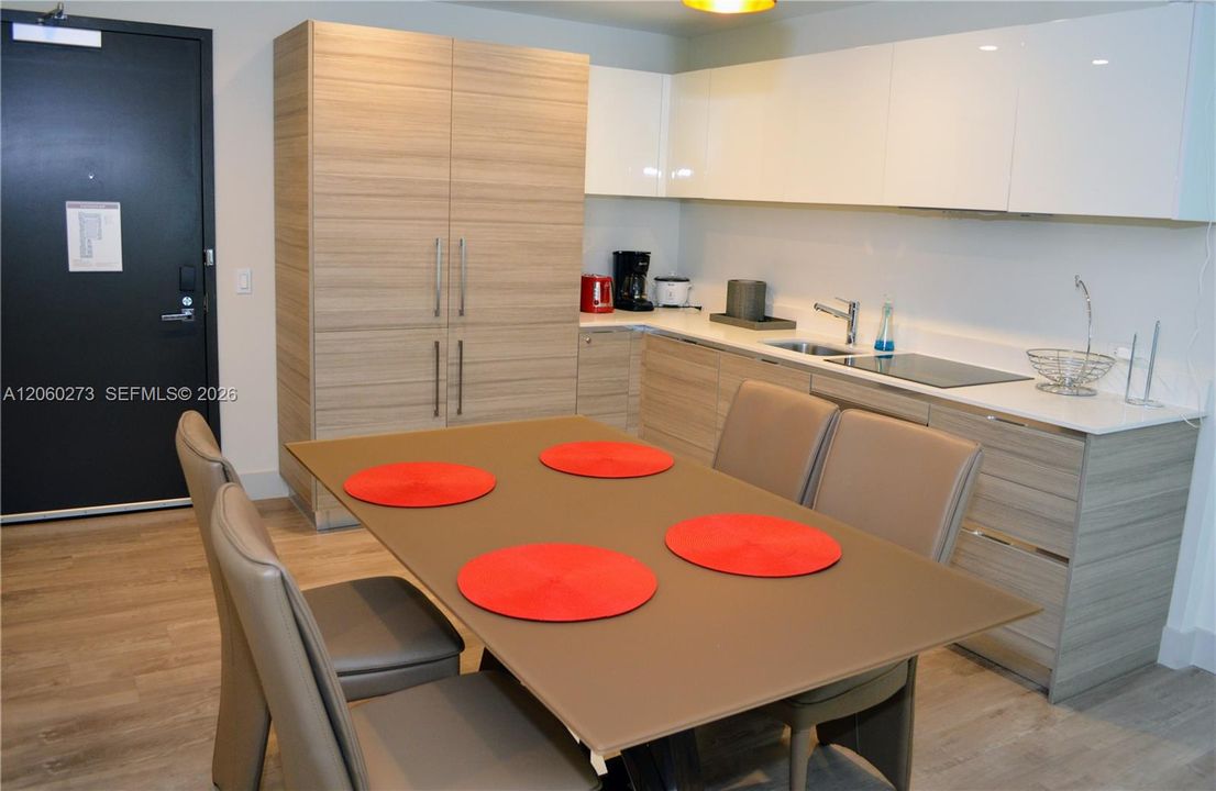 На продажу: $399,000 (1 спален, 1 ванн, 818 Квадратных фут)