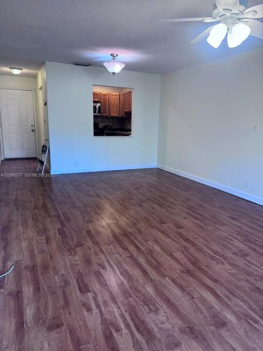 Activo con contrato: $1,600 (2 camas, 1 baños, 825 Pies cuadrados)
