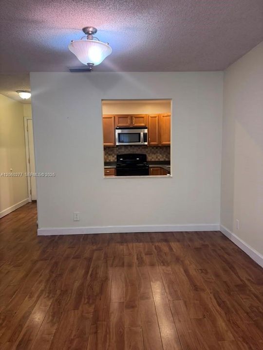Activo con contrato: $1,600 (2 camas, 1 baños, 825 Pies cuadrados)