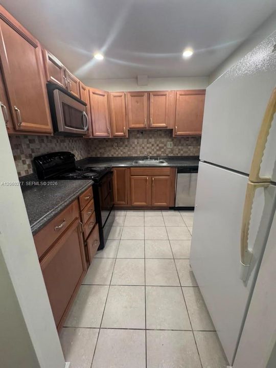 Activo con contrato: $1,600 (2 camas, 1 baños, 825 Pies cuadrados)