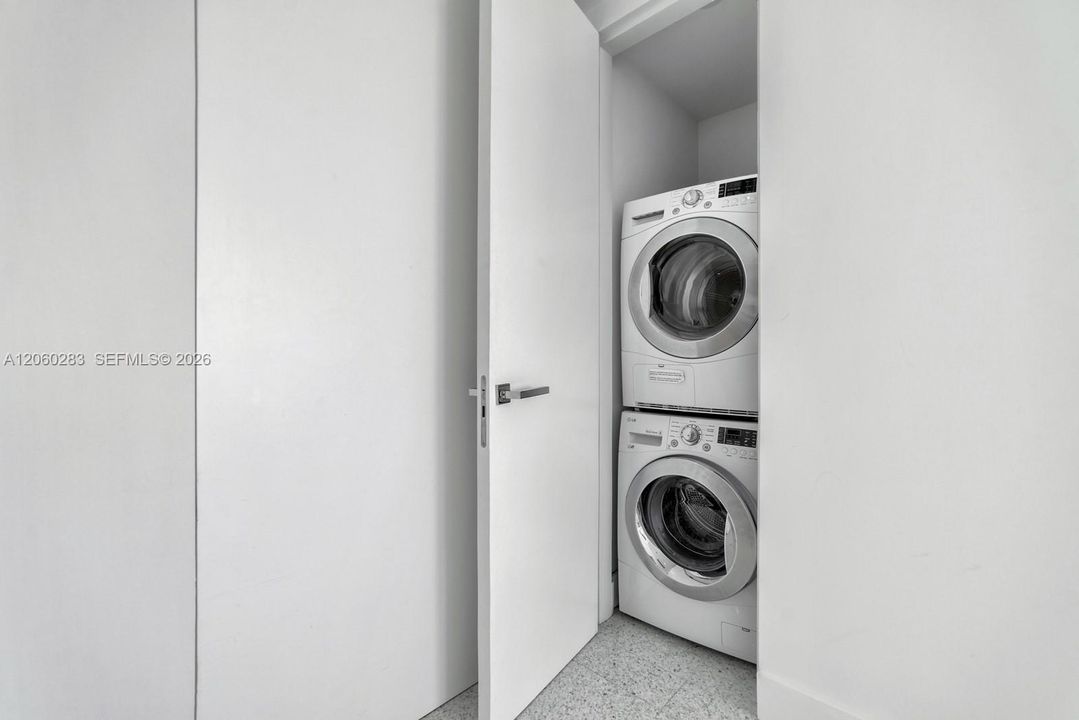 For Sale: $5,200,000 (2 beds, 2 baths, 1141 Square Feet)