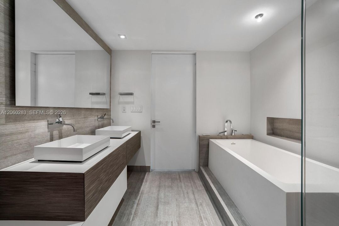 For Sale: $5,200,000 (2 beds, 2 baths, 1141 Square Feet)