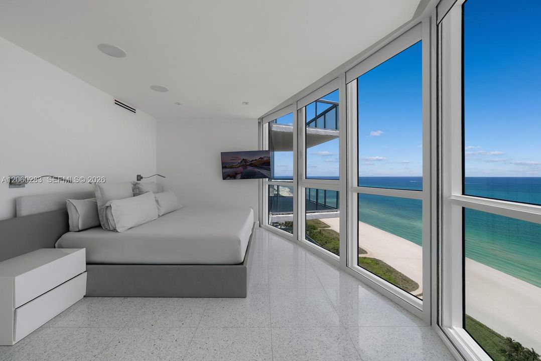 For Sale: $5,200,000 (2 beds, 2 baths, 1141 Square Feet)