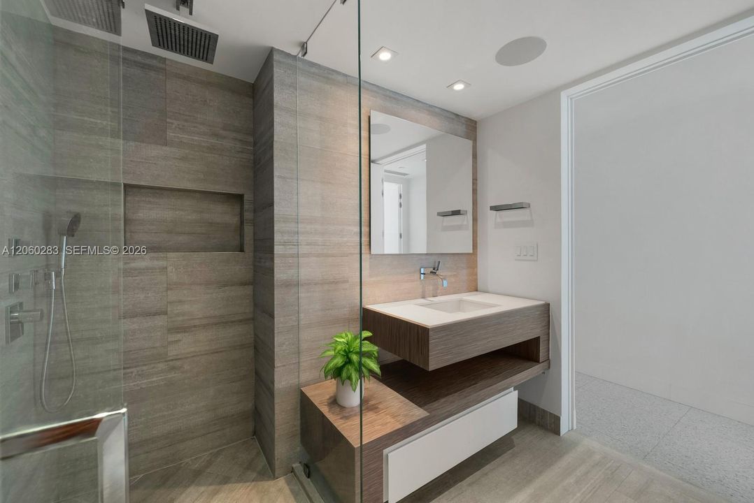 For Sale: $5,200,000 (2 beds, 2 baths, 1141 Square Feet)