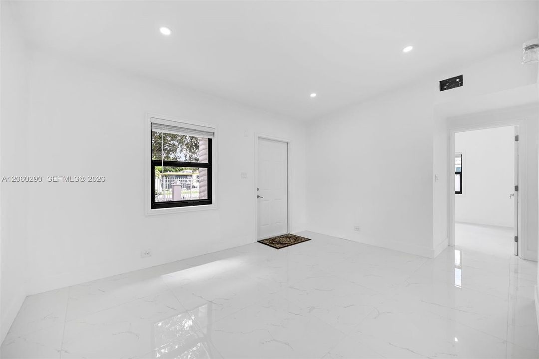 На продажу: $439,000 (2 спален, 1 ванн, 720 Квадратных фут)