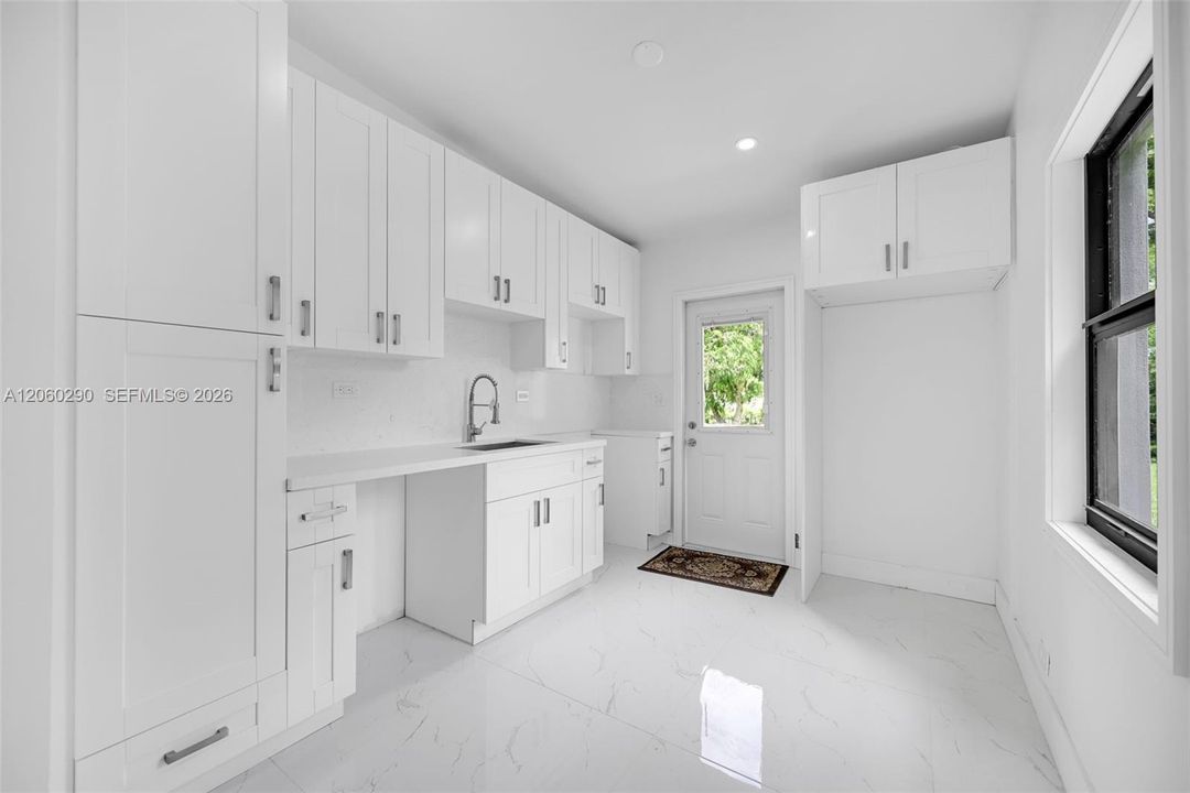 На продажу: $439,000 (2 спален, 1 ванн, 720 Квадратных фут)