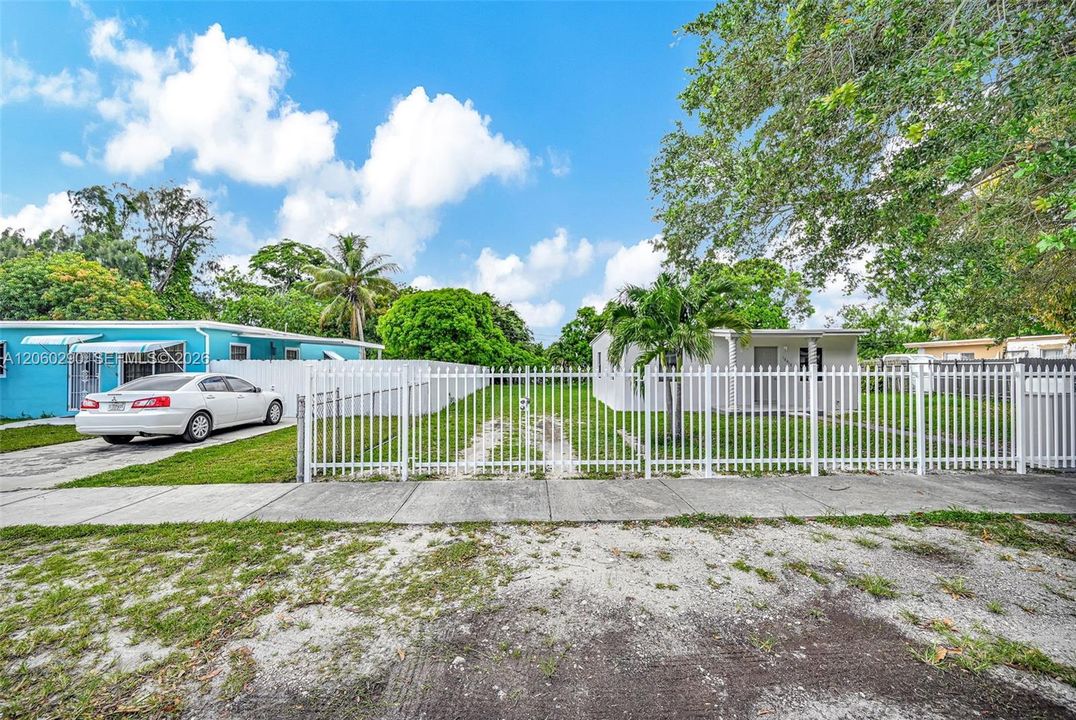 На продажу: $439,000 (2 спален, 1 ванн, 720 Квадратных фут)