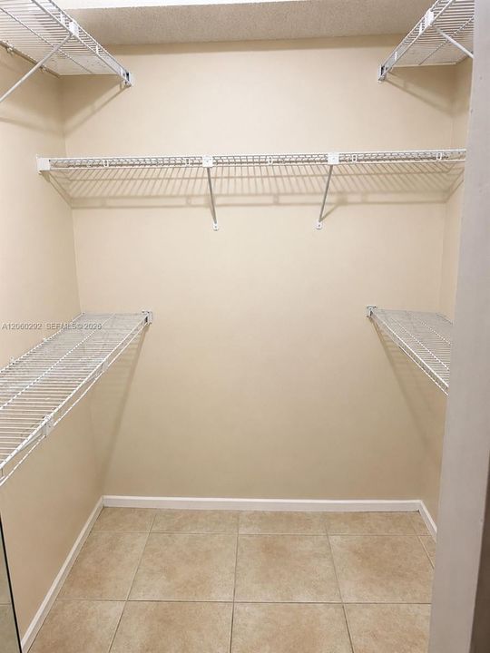 В аренду: $2,300 (2 спален, 2 ванн, 1218 Квадратных фут)
