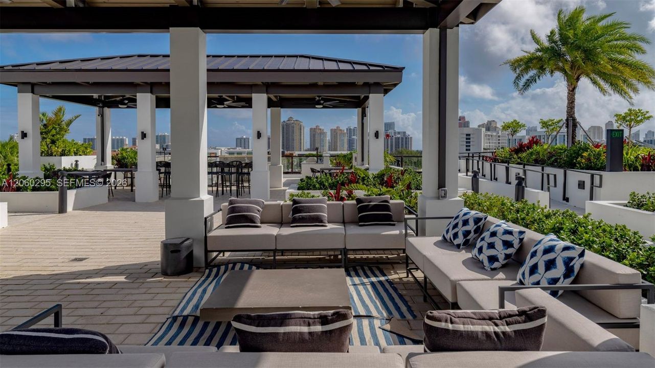 For Rent: $2,290 (0 beds, 1 baths, 567 Square Feet)